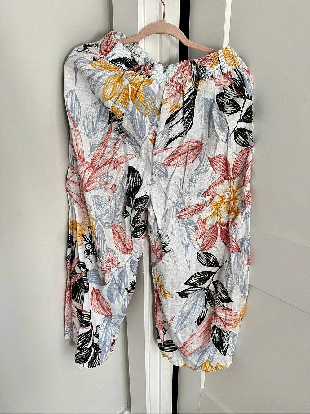 C&C California Linen Floral Cropped Pants in White & Pink Size Medium